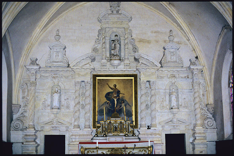 Choeur ; retable, tableau, statues (3) : 'L'Assomption', 'Vierge à l'Enfant' (niche sommitale), retable architecturé, colonnes torses, volutes, pots à feu