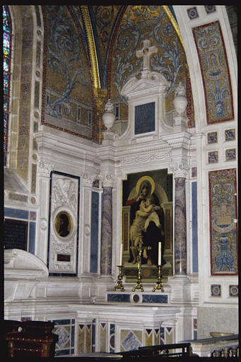 Chapelle de la famille Boucicaut ; autel, retable, tableau : 'Vierge à l'Enfant avec saint Jean-Baptiste', décor en bas-relief avec un médaillon en mosaïque représentant saint Jacques, retable architecturé ; 1878