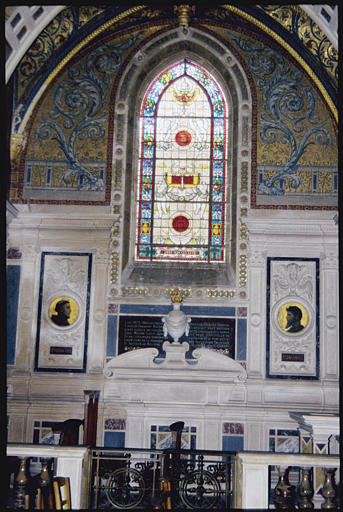 Chapelle funéraire de la famille Boucicaut ; monument funéraire : élément architecturé surmonté d'un pot à feu, décor en bas-relief de pilastres, chérubins, branches de laurier, médaillons comportant des portraits en mosaïque de  saint François et saint Jacques ; 1878