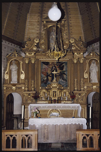 Choeur ; autel, tabernacle, retable, tableau, statues (3) : 'L'Assomption de la Vierge', 'Saint Gougon' (gauche), 'Saint Julien' (droite), 'Vierge à l'Enfant' (niche sommitale), retable architecturé, tabernacle agrémenté de statuettes