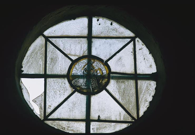 Verrière : 'Sainte Catherine', assise, couronnée, tenant un glaive et un livre ouvert, roue de son supplice, grisaille