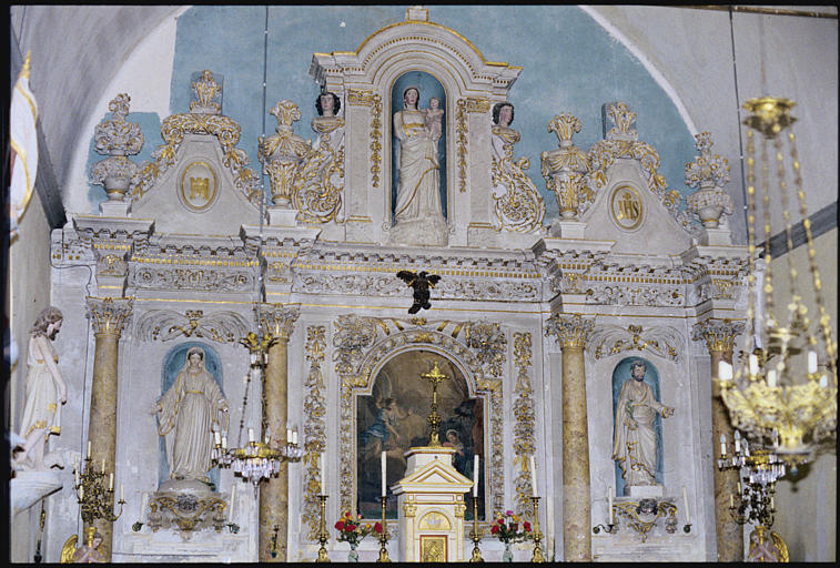 Choeur ; retable, tableau, statues (3) : 'L'Annonciation', 'Vierge à l'Enfant' (niche sommitale), retable architecturé, frises de rinceaux, chutes de fruits, , vases de fleurs, palmes - © Ministère de la Culture (France), Médiathèque du patrimoine et de la photographie, diffusion RMN-GP