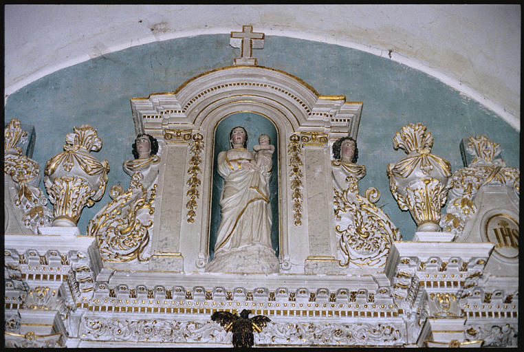 Choeur ; retable, groupe sculpté : 'Vierge à l'Enfant' (vue en contre-plongée, face)