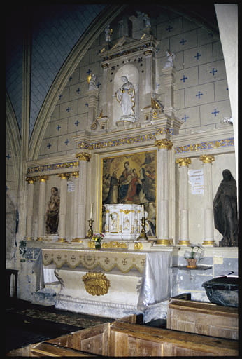 Choeur ; retable, tableau, statue : 'L'institution du rosaire', plusieurs donateurs présents dans la partie inférieure de la toile, statue portant le Sacré-Coeur, retable architecturé, colonnes cannelées rudentées, frise de rinceaux végétaux, anges - © Ministère de la Culture (France), Médiathèque du patrimoine et de la photographie, diffusion RMN-GP