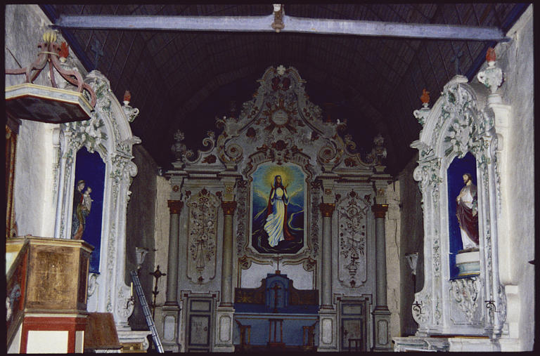 Choeur ; maître-autel, autels latéraux (2), tableau : 'Vierge en extase' (tableau non protégé), retable architecturé, colonnes, volutes, bas-reliefs à décor de trophées composée d'objets religieux, encensoir, étole, crucifix, calice, etc
