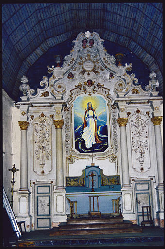 Choeur ; maître-autel, tableau (non protégé) : 'Vierge en extase', retable architecturé, colonnes, volutes, bas-reliefs à décor de trophées composée d'objets religieux, encensoir, étole, crucifix, calice, etc
