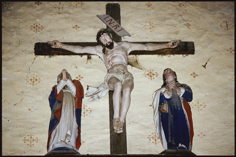 Groupe sculpté : 'Le Calvaire', Christ en croix, la Vierge, saint Jean, bois