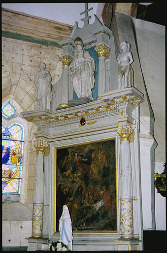 Autel latéral nord ; retable, statues (3) : 'L'Assomption', 'Vierge à l'Enfant' (corniche, centre), 'Saint Sébastien' (corniche, droite), un saint personnage (corniche, gauche), retable architecturé, colonnes cannelées, frises de feuillages, rosaces ; 17e siècle - © Ministère de la Culture (France), Médiathèque du patrimoine et de la photographie, diffusion RMN-GP