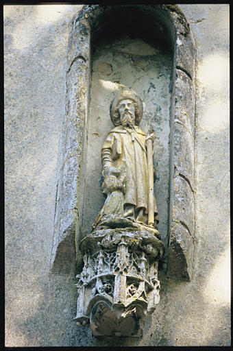 Statue : 'Saint Jacques', moine agenouillé en prière à ses pieds, niche, socle architecturé (style gothique)
