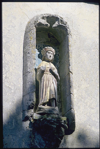 Statue : un saint, tunique, chapeau, main gauche sur la poitrine, main droite levée à hauteur d'épaule, paume visible - © Ministère de la Culture (France), Médiathèque du patrimoine et de la photographie, diffusion RMN-GP