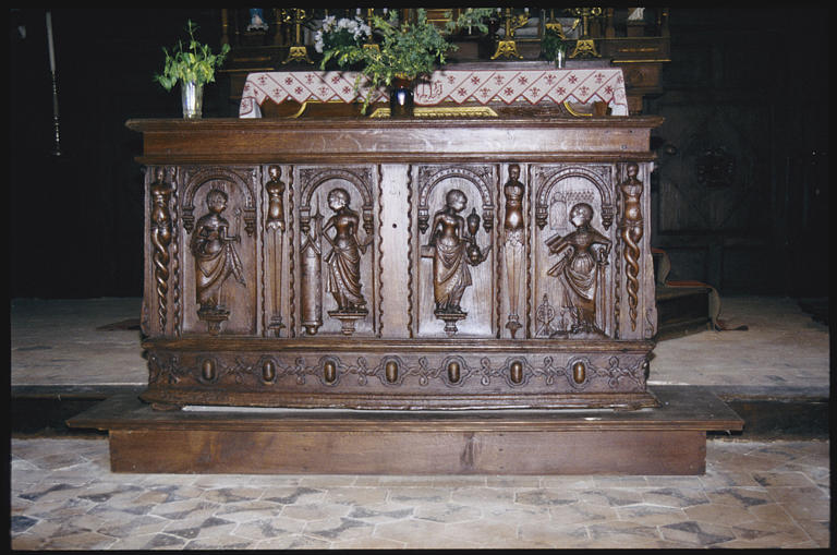 Coffre : bois sculpté, quatre saintes martyres (dont sainte Barbe), debout sur des socles et chacune sous un arc de plein cintre terminés par des culs-de-lampe, séparation par des personnages dits Termes, ceux des angles terminés par des moulures entrelacées, les autres (au centre) ont le corps terminé par une gaine, pas de bras, frise d'entrelacs et d'oves ; 16e siècle (face)