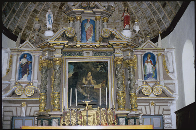 Choeur ; retable, tableau, statues (5) : 'La Madeleine pénitente', 'Saint Marc' (gauche), 'Saint Firmin' (droite), 'Sainte Madeleine' (niche sommitale), retable architecturé, colonnes torses, volutes, niches, chutes de fruits, frise de feuillages - © Ministère de la Culture (France), Médiathèque du patrimoine et de la photographie, diffusion RMN-GP