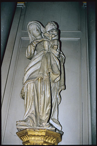 Groupe sculpté : 'Vierge à l'Enfant', l'Enfant Jésus tient un oiseau dans ses mains (face) - © Ministère de la Culture (France), Médiathèque du patrimoine et de la photographie, diffusion RMN-GP