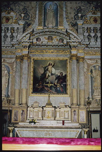 Choeur ; tabernacle, retable, tableau, statues (3) : 'La Résurrection du Christ', 'Vierge à l'Enfant' (gauche), 'Saint Martin' (?, niche sommitale), un prêtre et deux enfants, retable architecturé, balustrade surmontant la corniche, frises de rinceaux, chérubins, drapés ; 18e siècle - © Ministère de la Culture (France), Médiathèque du patrimoine et de la photographie, diffusion RMN-GP