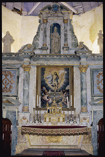 Choeur ; tabernacle, retable, tableau, statues (3) : 'La résurrection du Christ', 'Saint Nicolas' (niche sommitale), deux saints (de chaque côté de la niche), retable architecturé, panneaux peints de rinceaux (2) (vue rapprochée)