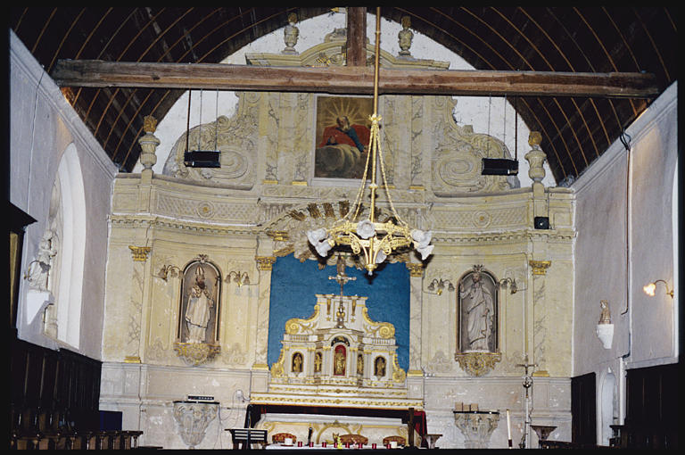 Choeur ; tabernacle, retable, tableau, statues (2) : 'Dieu le  Père' (fronton), 'Saint Martin' (gauche), 'Saint Jacques' (?, droite), retable architecturé, décor en bas-relief représentant l'Agneau couché sur le livre aux sept sceaux dans des nuées, tabernacle architecturé à cinq niches qui accueillent des statuettes ; 18e siècle