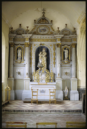 Chapelle latérale nord ; autel, tabernacle, retable, statues (3) : 'Vierge à l'Enfant' (centre), 'Saint Laurent' (gauche), 'Saint Pierre' (droite), retable architecturé, décor en bas-relief, colombe du Saint Esprit et Dieu le Père, chutes de fruits, drapés, rinceaux végétaux ; 17e siècle