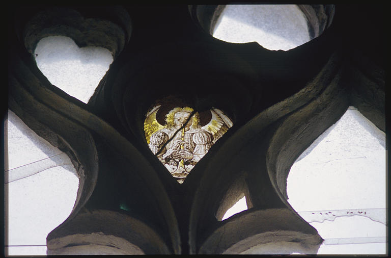 Verrière (remplage) : 'Ange musicien', clarinette, grisaille (détail) - © Ministère de la Culture (France), Médiathèque du patrimoine et de la photographie, diffusion RMN-GP