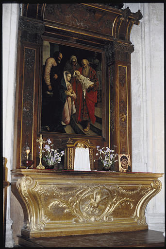 Choeur ; autel, tabernacle, retable, tableau : 'La présentation au Temple', retable en bois sculpté à pilastres et motifs végétaux, armoiries, autel galbé avec médaillon en bas-relief au centre duquel est représentée un pélican et ses petits (symbole de la charité chrétienne) ; 18e siècle