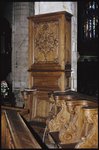 Choeur ; stalles : bois sculpté, motifs d'arabesques, volutes, moulures (détail)