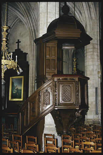 Nef ; chaire à prêcher : panneaux ornés d'arabesques, fleurs de lys, frises de rinceaux végétaux (escalier), moulures