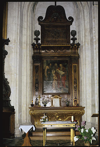 Choeur ; autel, tabernacle, retable, tableau : 'La présentation au Temple', retable en bois sculpté à pilastres et motifs végétaux, armoiries, autel galbé avec médaillon en bas-relief au centre duquel est représentée un pélican et ses petits (symbole de la charité chrétienne) ; 18e siècle