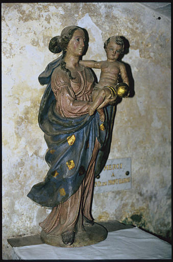 Groupe sculpté : 'Vierge à l'Enfant' dite 'Notre-Dame du Mont-Harou', pierre polychrome (trois quart droite) - © Ministère de la Culture (France), Médiathèque du patrimoine et de la photographie, diffusion RMN-GP