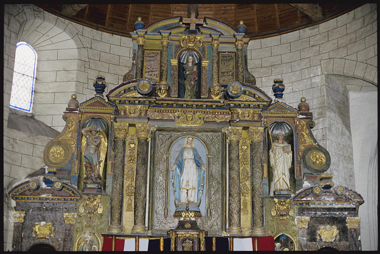 Choeur ; retable, statues (4) : 'La Vierge' (centre), 'Saint Michel terrassant le dragon' (gauche), un saint abbé donateur (droite), 'Vierge à l'Enfant (niche sommitale), retable architecturé, volutes, rosaces, chutes de fruits, chérubins