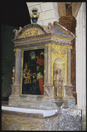 Pilier sud ; retable, tableau, statues (2) : 'L'adoration des mages', 'Sainte Barbe' (gauche, non visible), 'Sainte Opportune' (droite), retable architecturé, colonnes, corniche, fronton cintré, chérubins (trois quart gauche)