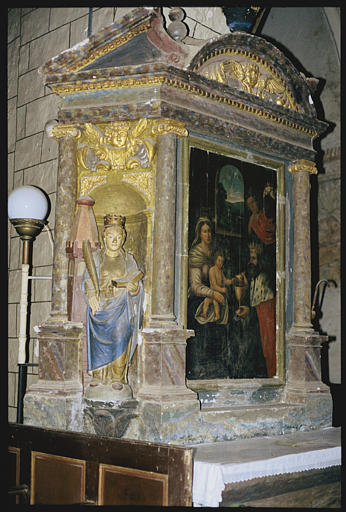 Pilier sud ; retable, tableau, statues (2) : 'L'adoration des mages', 'Sainte Barbe', 'Sainte Opportune' (droite, non visible), retable architecturé, colonnes, corniche, fronton cintré, chérubins (trois quart droite)