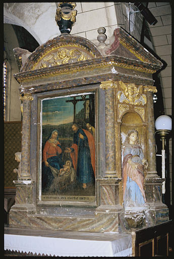 Pilier nord ; retable, tableau, statues (2) : 'La Nativité', 'Sainte Marguerite' (gauche, non visible), 'Sainte Catherine' (droite), retable architecturé, colonnes, corniche fronton cintré, chérubins (trois quart droite) - © Ministère de la Culture (France), Médiathèque du patrimoine et de la photographie, diffusion RMN-GP