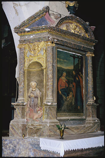 Pilier nord ; retable, tableau, statues (2) : 'La Nativité', 'Sainte Marguerite' (gauche), 'Sainte Catherine' (droite, non visible), retable architecturé, colonnes, corniche fronton cintré, chérubins (trois quart gauche)