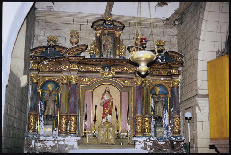 Chapelle latérale nord ; retable, statues (4) ; 'Saint Roch' (niche sommitale), deux saints évêques, 'Christ au Sacré Coeur' (19e siècle), retable architecturé, polychrome, rinceaux végétaux, chérubins, vases de fleurs