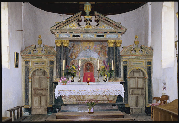 Choeur ; retable, tableau, encadrement de porte : retable architecturé à fronton triangulaire interrompu, colonnes cannelées, tableau ou mur peint représentant 'L'Assomption', encadrements de portes composés chacun d'un arc en plein cintre cantonné par deux pilastres cannelés qui soutiennent un fronton cintré interrompu, surmonté d'un pot à feu ; 17e siècle