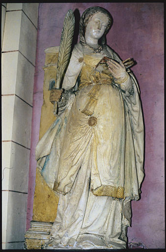 Statue : 'Sainte Barbe', pierre polychrome ; après restauration (légèrement de trois quart)