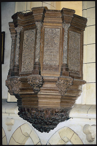 Chaire à prêcher : bois sculpté, rinceaux, vases, figures de personnages, médaillon circulaire avec visage de profil, grappes de raisin, colonnettes torses; palmettes