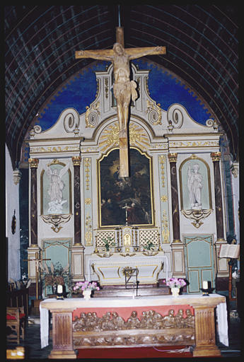 Choeur ; autel, tabernacle, retable, tableau, statues (3) : 'L'Assomption', 'Saint Jacques' (à droite), 'Saint Michel' (à gauche), 'Christ en croix' (suspendu au-dessus du choeur), retable architecturé, chutes de rubans, fleurs