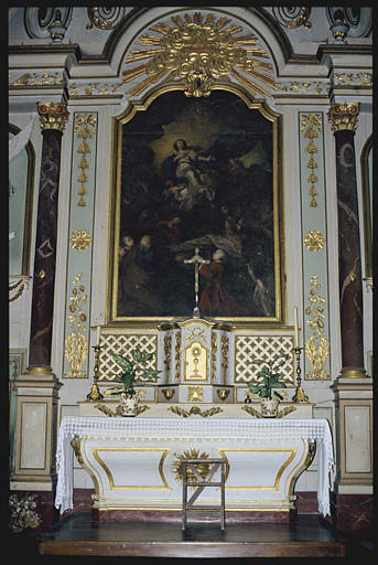 Choeur ; autel, tabernacle, retable, tableau : 'L'Assomption', décor en bas-relief de fleurs, de chutes de rubans, de nuées (détail)