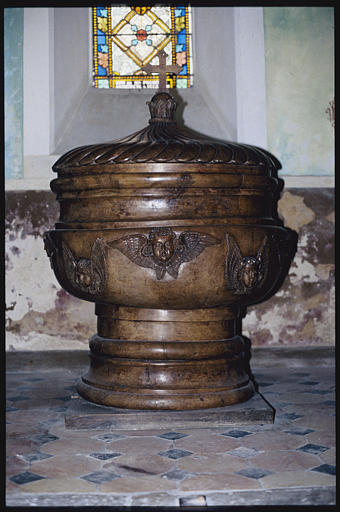 Fonts baptismaux : bois sculpté, couvercle à godrons, frise de chérubins en bas-relief sur la cuve, moulures - © Ministère de la Culture (France), Médiathèque du patrimoine et de la photographie, diffusion RMN-GP