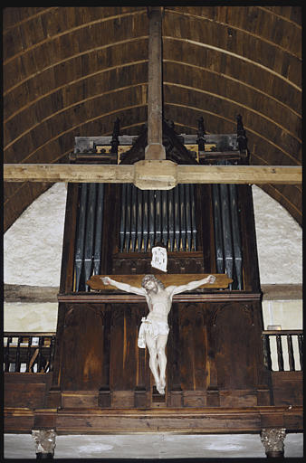 Orgue : partie instrumentale, ornée d'une statue de Christ en croix, peinte (vue rapprochée)