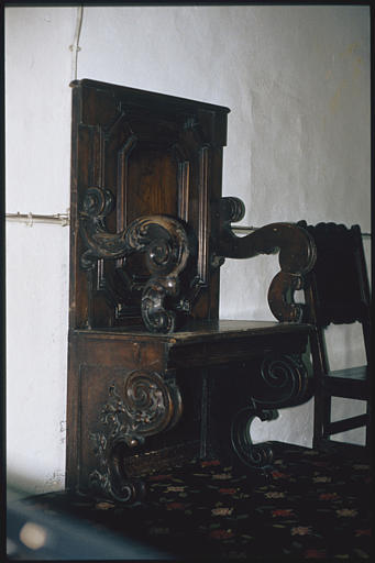 Siège de célébrant : bois sculpté de volutes, rinceaux végétaux, moulures