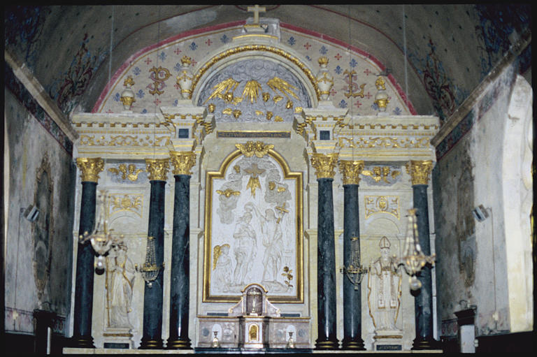 Choeur ; retable, bas-relief, statues (2) : 'Le baptême du Christ', 'Saint Rémy' (à gauche), Saint Eutrope (à droite), retable architecturé, frises de rinceaux, chérubins