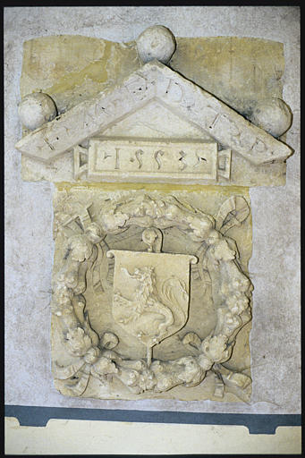 Haut-relief : blason de François Bohier, doyen du chapitre de Tours, couronne de fleurs et de feuilles stylisées, rubans, inscriptions ; 1553