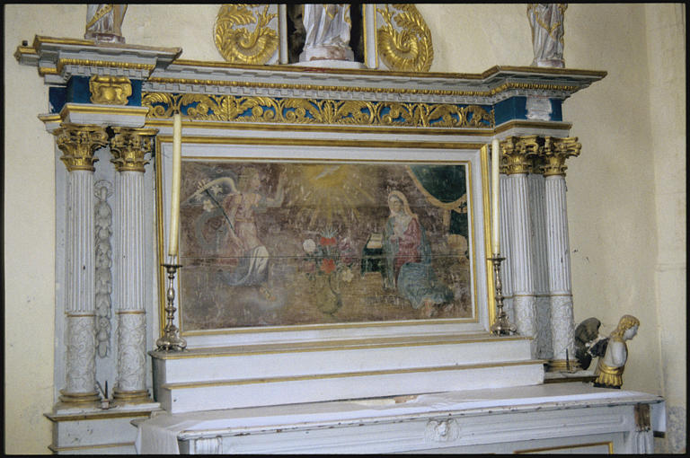 Autel latéral nord ; retable, tableau : 'L'Annonciation', panneau peint, petit retable architecturé, frise de rinceaux végétaux et de palmettes, huit colonnes groupées par quatre - © Ministère de la Culture (France), Médiathèque du patrimoine et de la photographie, diffusion RMN-GP