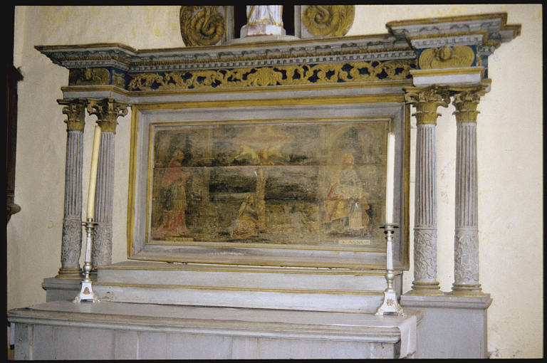 Autel latéral sud ; retable, tableau : panneau peint avec au centre la Vierge au pied de la croix, saint Charles (à gauche), sainte Anne (à droite), petit retable architecturé, frise de rinceaux végétaux et palmettes, huit colonnes groupées par quatre ; 17e siècle - © Ministère de la Culture (France), Médiathèque du patrimoine et de la photographie, diffusion RMN-GP