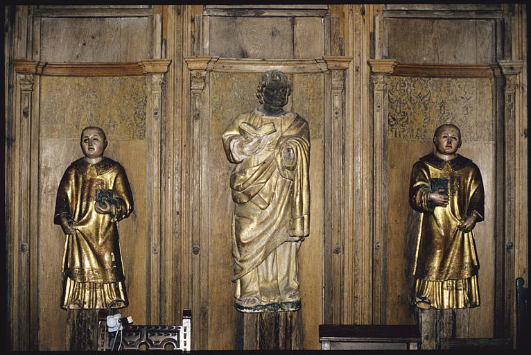 Statues (3) : un homme barbu, vêtu à l'antique, tenant un livre ouvert, main gauche manquante, deux personnages aux crânes rasés, vêtus d'aubes et de chasubles, tenant chacun un petit livre fermé d'une main et un pan de leur vêtement de l'autre, bois sculpté, doré ; 17e siècle
