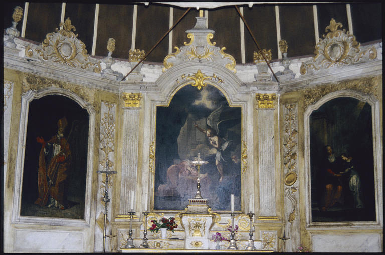 Choeur ; retable, tableaux (3) : 'L'Annonciation' (centre), 'Saint Aubin' (gauche), 'L'Education de la Vierge' (droite), retable architecturé, pilastres, lambris à décor de trophées, rinceaux, pots à feu, cartouches