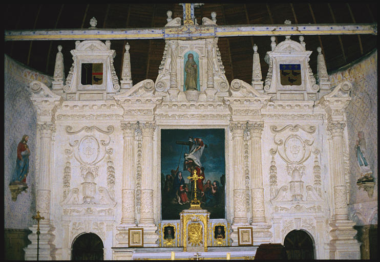 Choeur ; tabernacle, retable, tableau, statue, bustes-reliquaires (2) : 'Descente de croix', 'Sainte Céronne' (niche sommitale), bustes-reliquaires de sainte Céronne et d'un évêque (font partie du tabernacle), retable architecturé, décor de médaillons, chutes de feuillages, volutes, dessus de portes en bas-relief, armoiries ; 17e siècle, 18e siècle