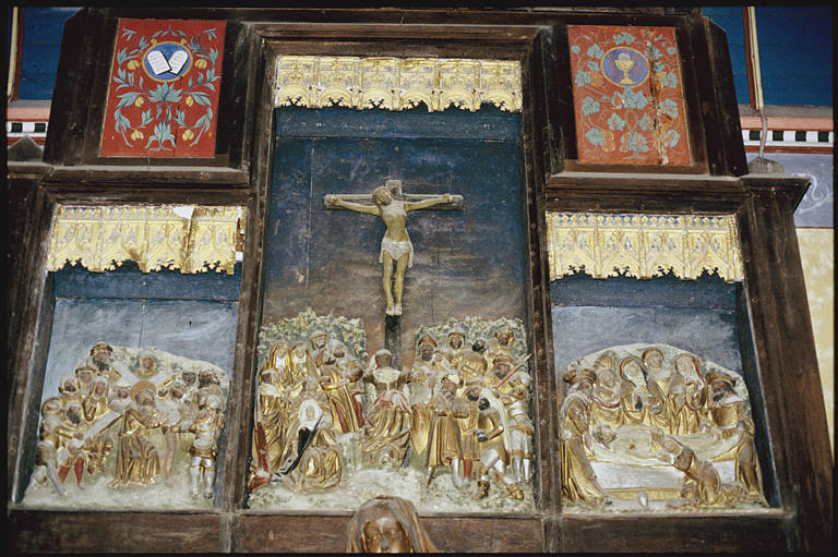 Transept nord ; retable, triptyque : décor en bas-relief et haut-relief, représentant 'Le Calvaire' (panneau central), 'Le portement de la croix' (panneau gauche), 'La mise au tombeau' (panneau droit), terre cuite polychrome (vue rapprochée)
