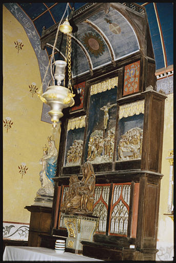 Transept nord ; retable, triptyque, ciborium , groupe sculpté : 'Vierge de Pitié', triptyque en terre cuite représentant trois scènes de la Passion, retable prolongé par un ciborium en bois ;